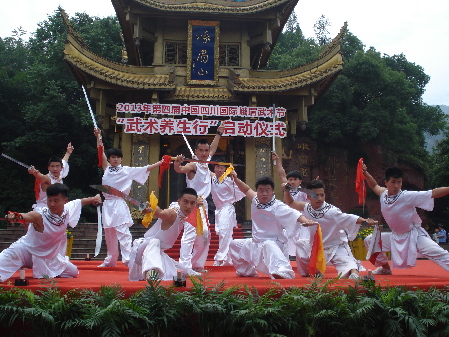 四川旅游出新意 峨眉山武術(shù)養(yǎng)生行啟動(dòng)