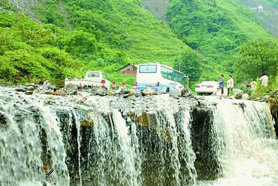 成都租車(chē)游金沙江虎跳峽